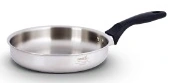 Padella 22 cm. Padella in acciaio inox con manico nero su fondo bianco.
