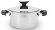Pentola 26 cm con coperchio. Pentola in acciaio inox con coperchio e due manici neri laterali.