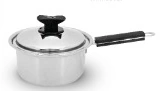 Pentolino 18 cm con coperchio. Pentolino in acciaio inox con coperchio e un manico nero lungo.