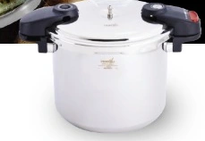 Pentola a pressione 8 L. Pentola a pressione in acciaio inox con coperchio e manici neri.