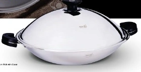 Wok a fondo piatto 38 cm. Wok in acciaio inox con coperchio bombato e due manici neri.